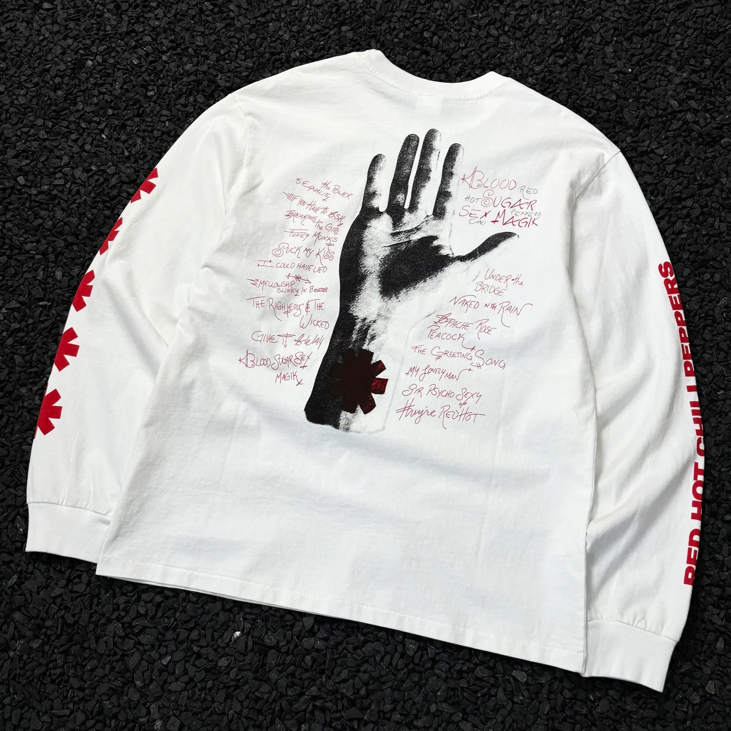 P158 # CTS-96 Saint 26SS RHCP Red Hot Chili Peppers co-branded long sleeves. Original washed 260g pure cotton fabric. Retro single-stitch heaven and earth stitch technology. Heavy Assute fermentation mill washing water. Invincible hand feel and texture. Size: S M L XL. The whole garment is made with Saint technology. The most common and complex single-needle sewing process (commonly known as single-thread heaven and earth stitch) among vintage vintage brands such as Michael